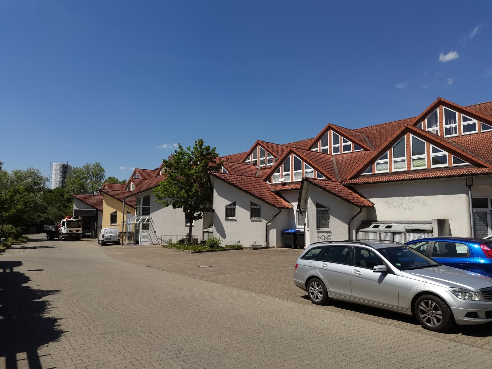 Südseite Gebäude mit über 100 kostenlosen Parkplätzen