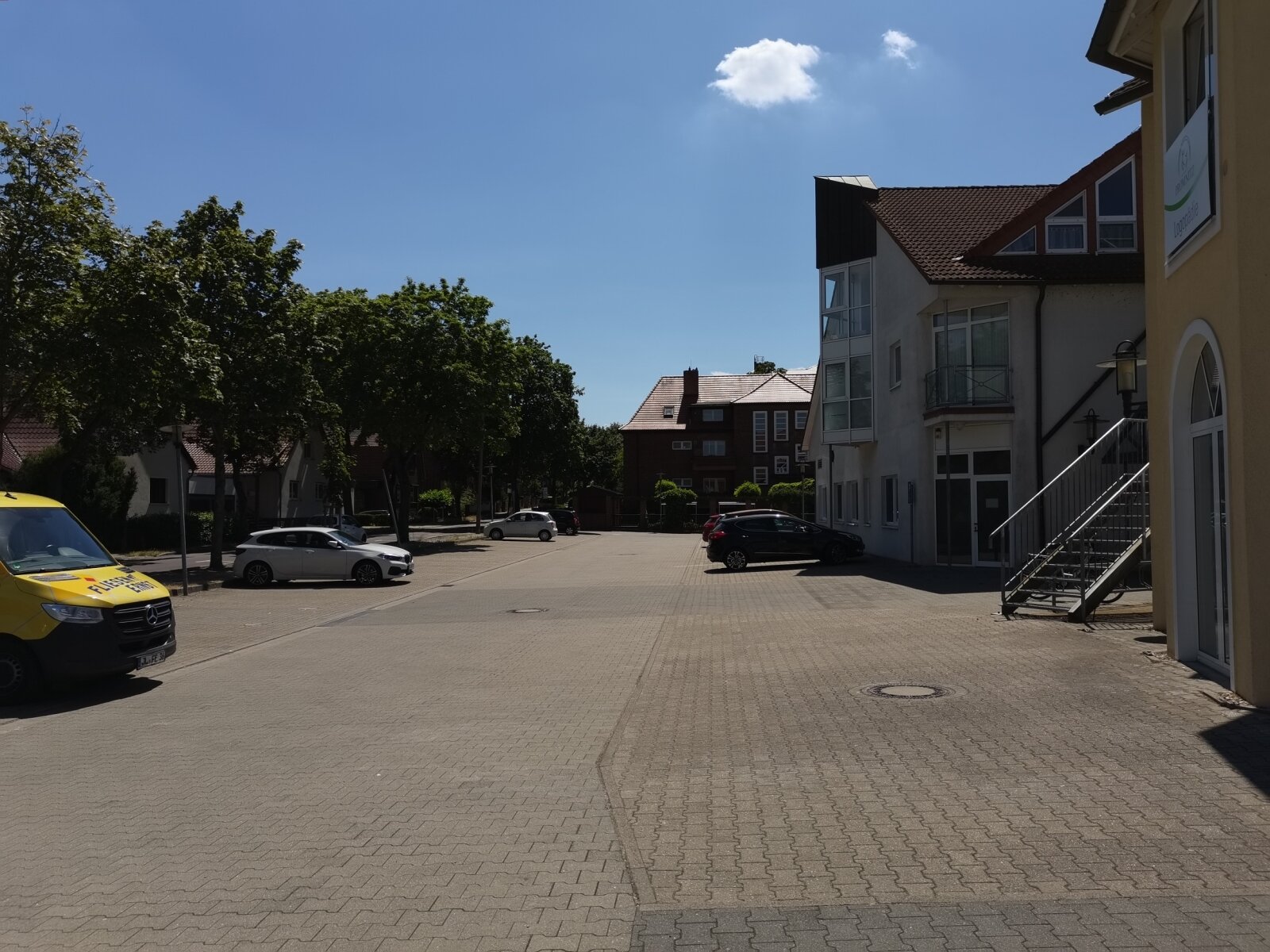 Ostseite Gebäude mit Parkplätzen