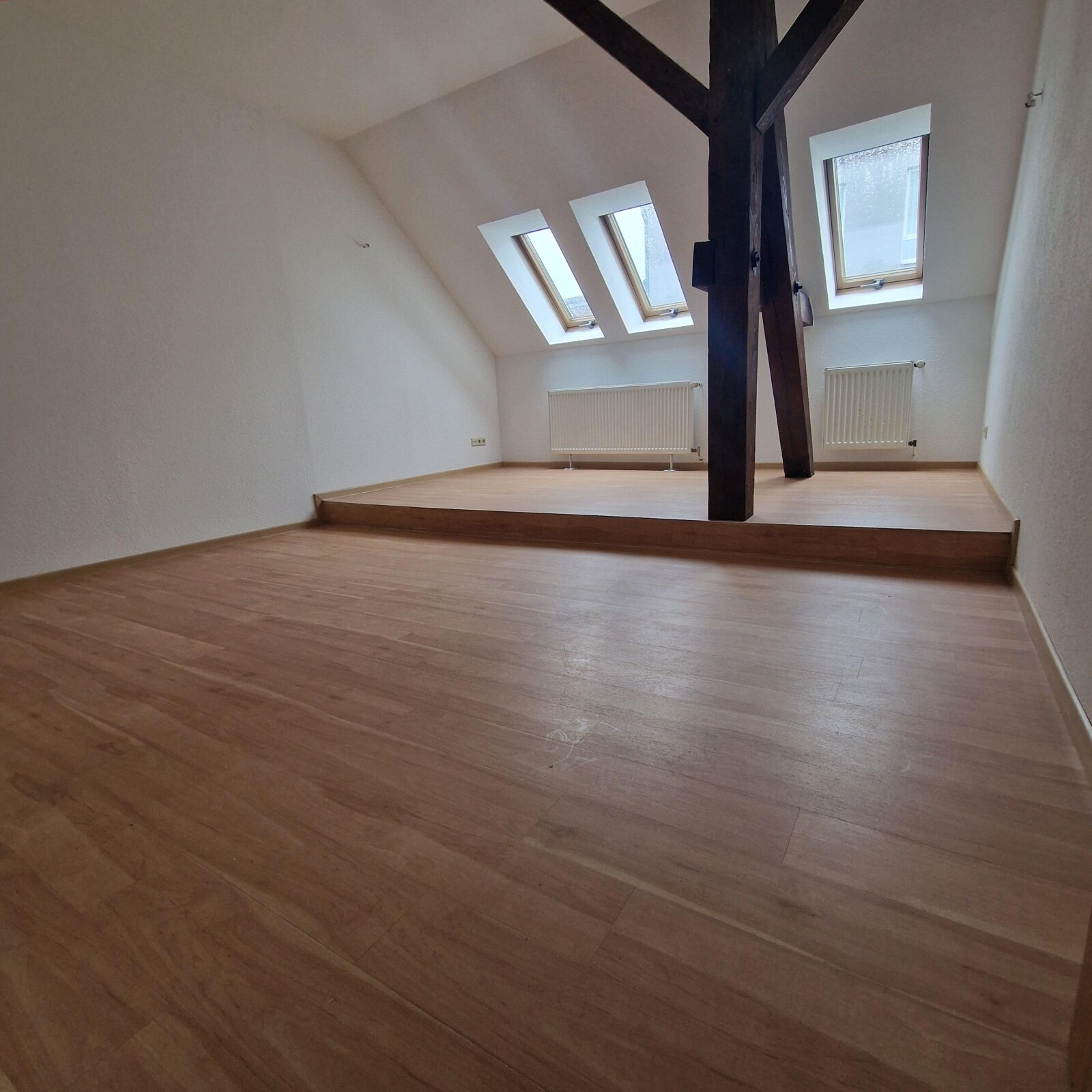 Wohnraum mit Laminat und viel Tageslicht Wohnraum mit Laminat und viel Tageslicht