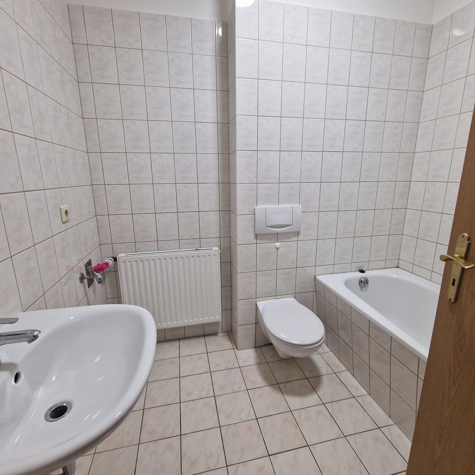 Bad mit Wanne und Tageslicht Bad mit Wanne und Tageslicht