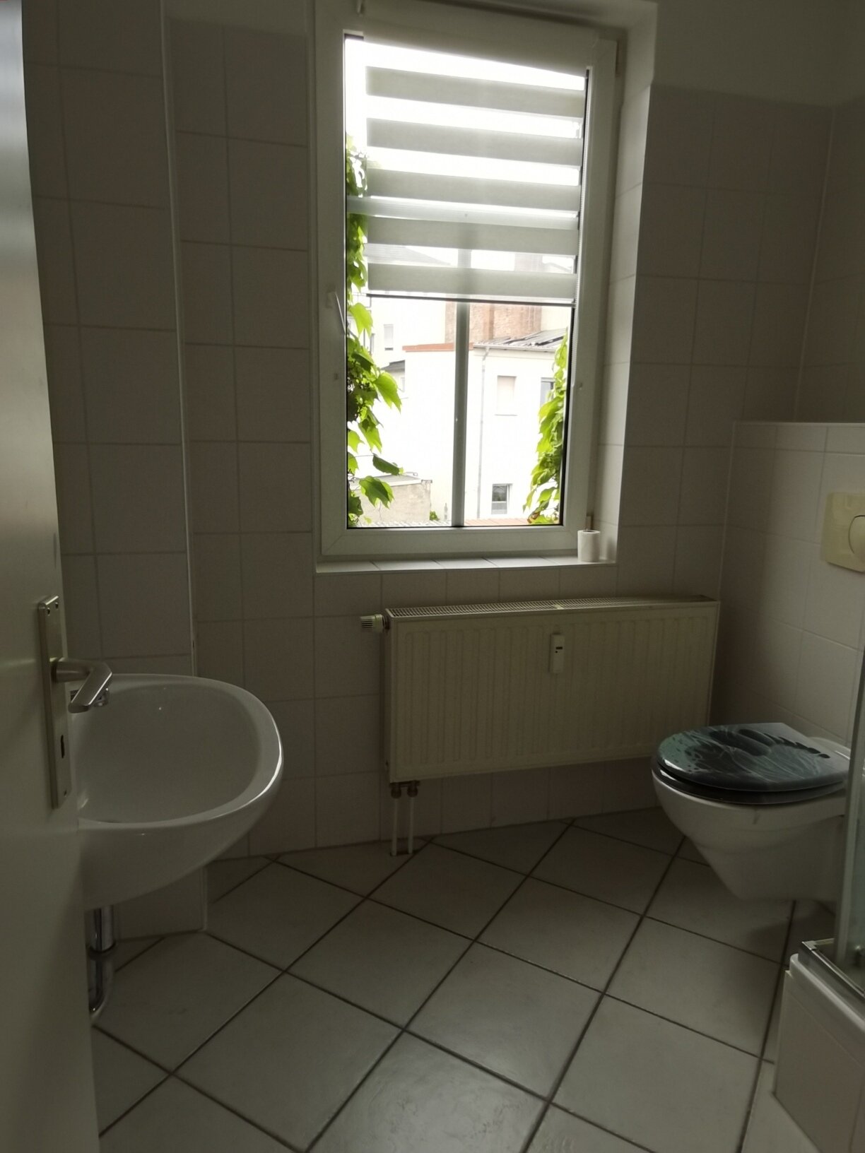 Bad mit Dusche und Fenster Bad mit Dusche und Fenster