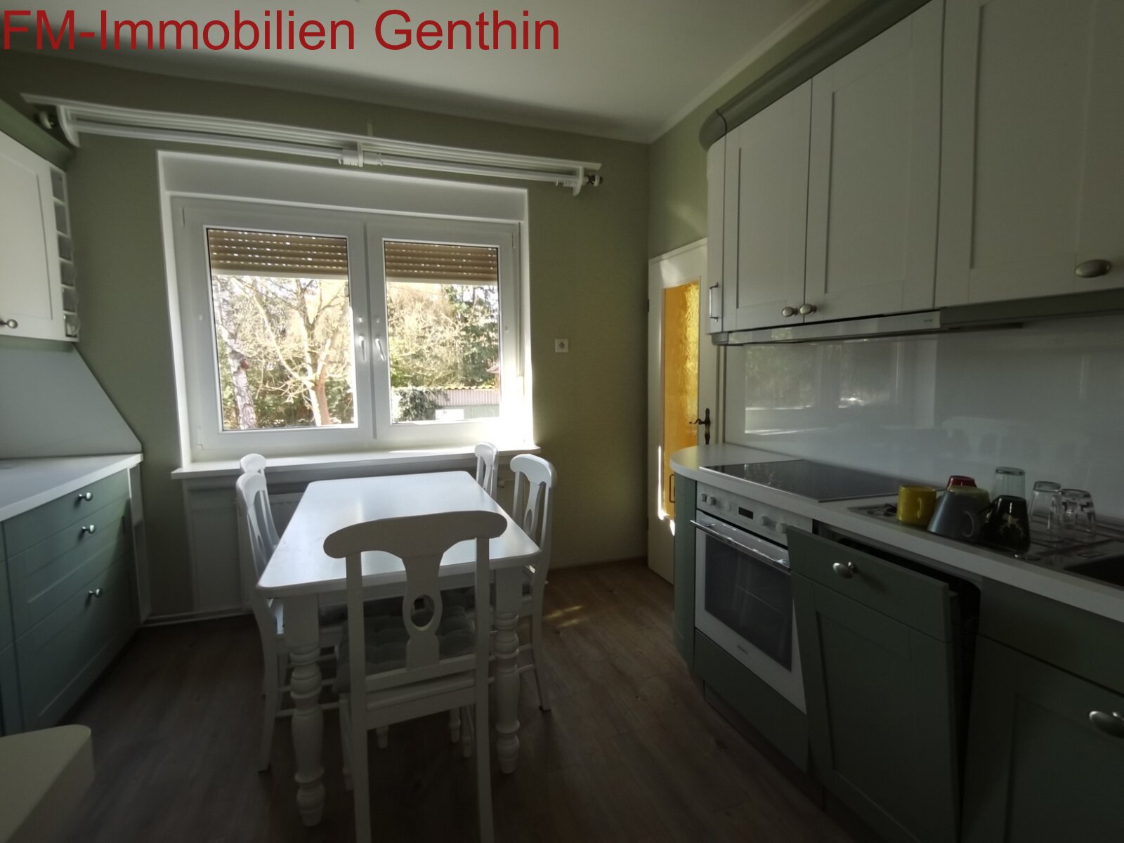Küche mit Fenster und EBK