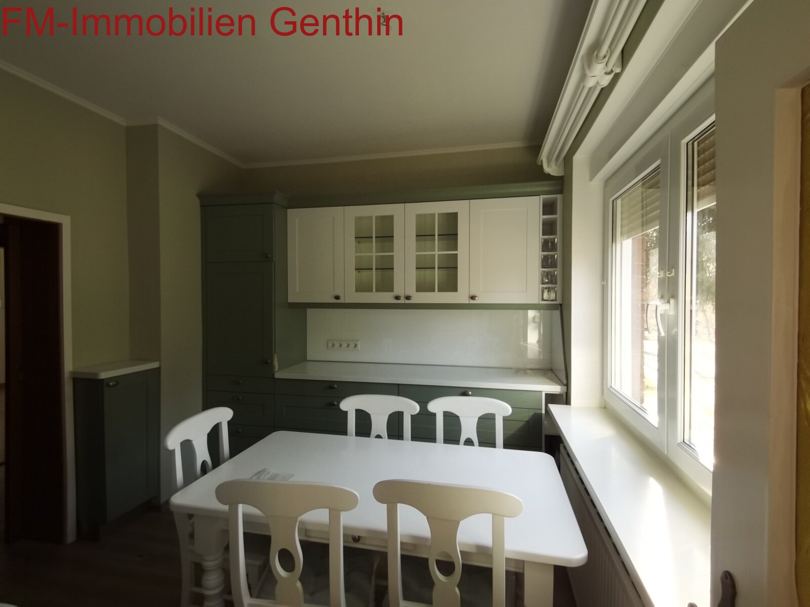 Küche mit Fenster und EBK