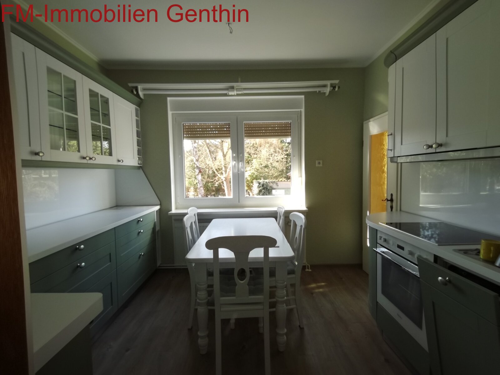 Küche mit Fenster und EBK