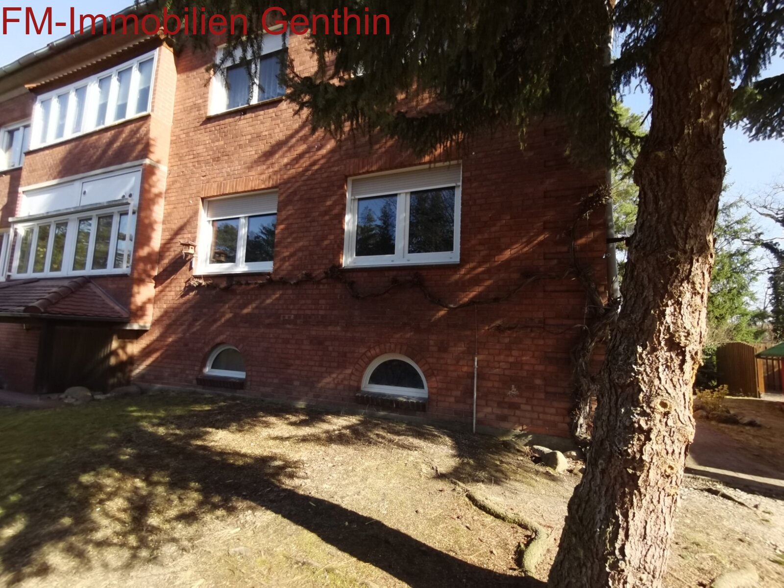 Alle Fenster mit Jalousien 