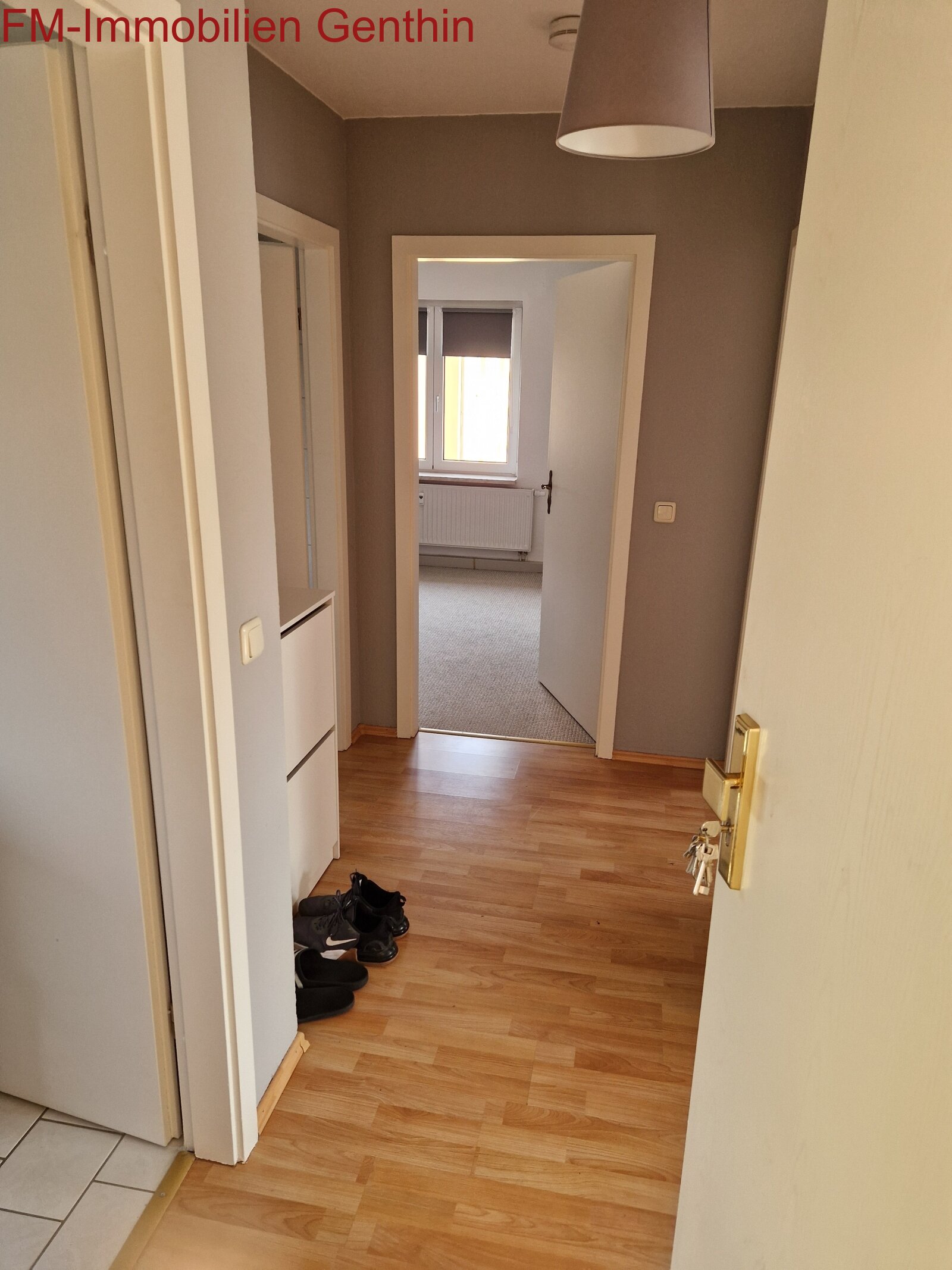  Geräumiger Fur mit Laminatfußboden