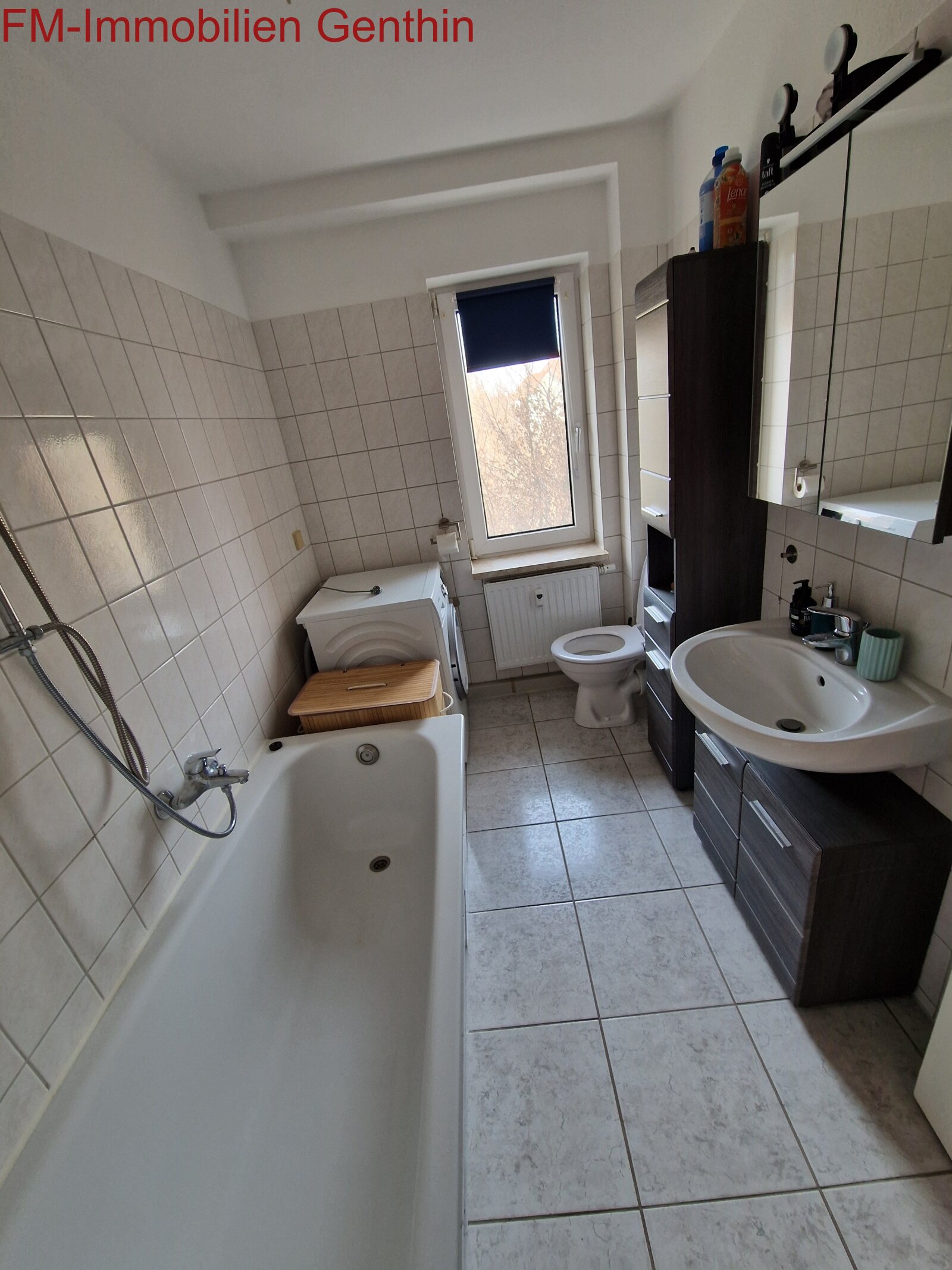  Bad mit Wanne und Fenster