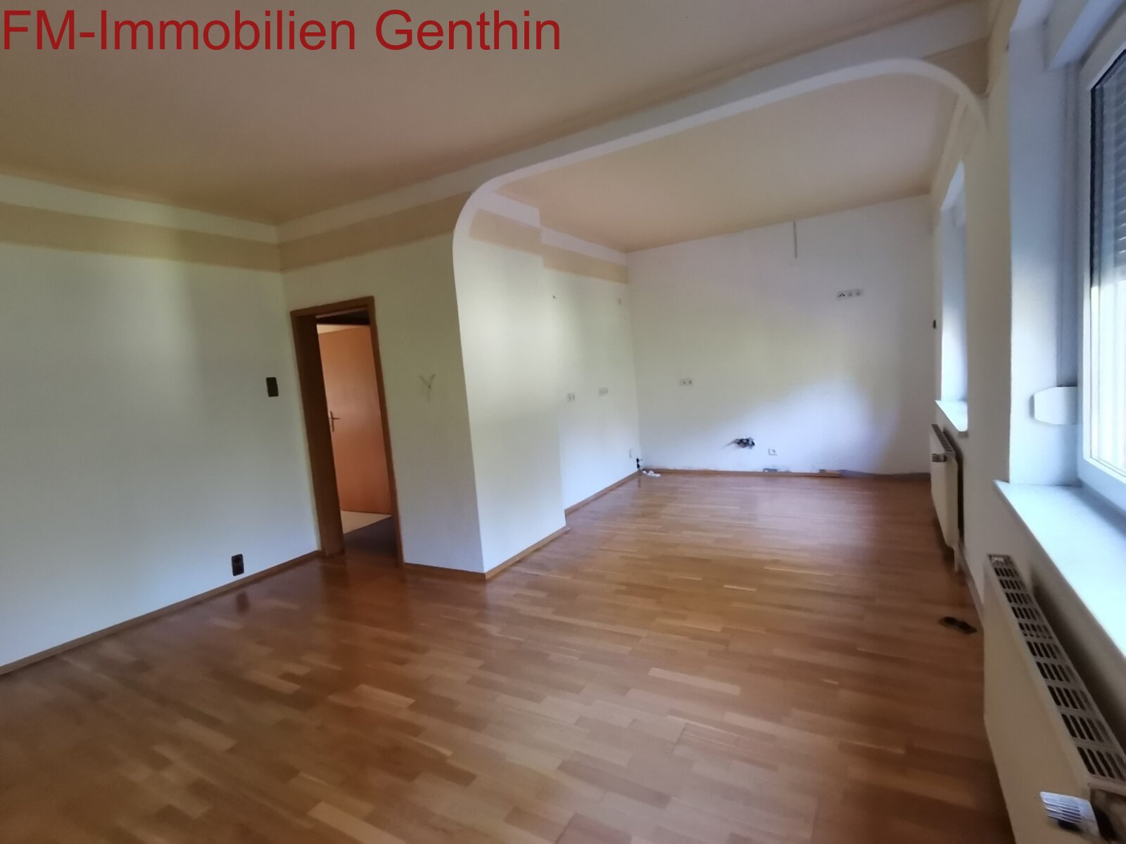 Wohnzimmer mit offener Küche
