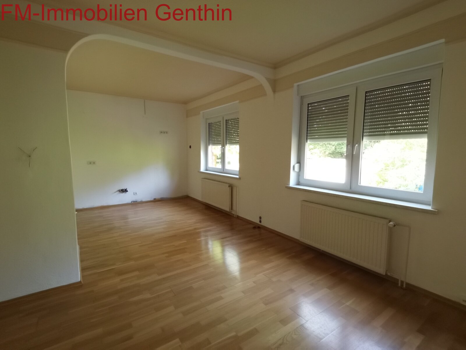 Wohnzimmer mit offener Küche