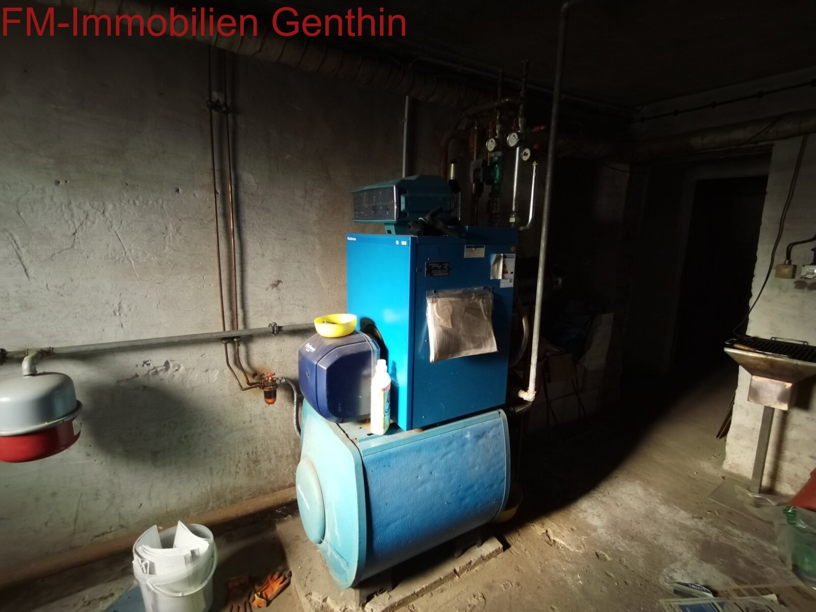 Heizungskeller mit alter ölheizung Heizungskeller mit alter ölheizung
