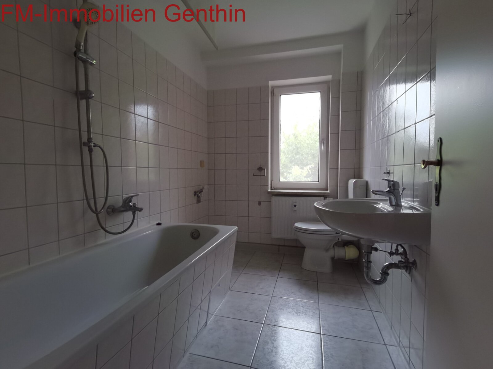 Bade mit Wanne und Fenster Bade mit Wanne und Fenster