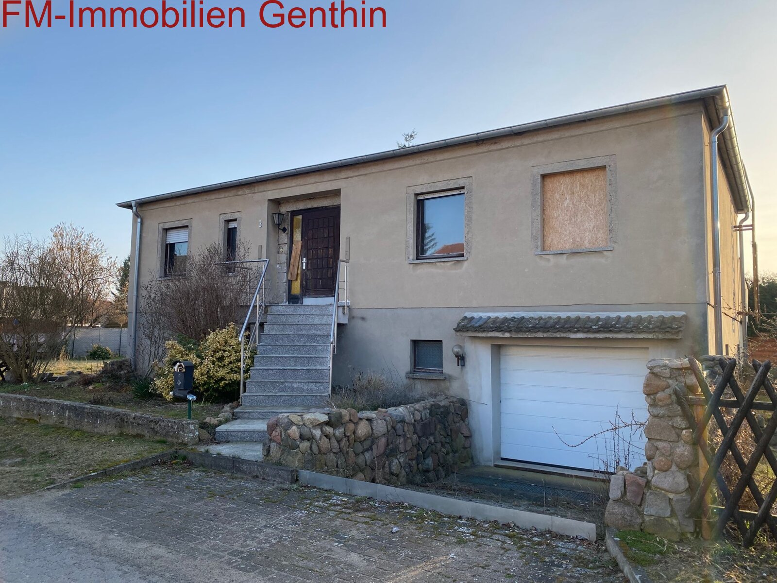 Ansicht vom Heinigtenweg mit Garageneinfahrt