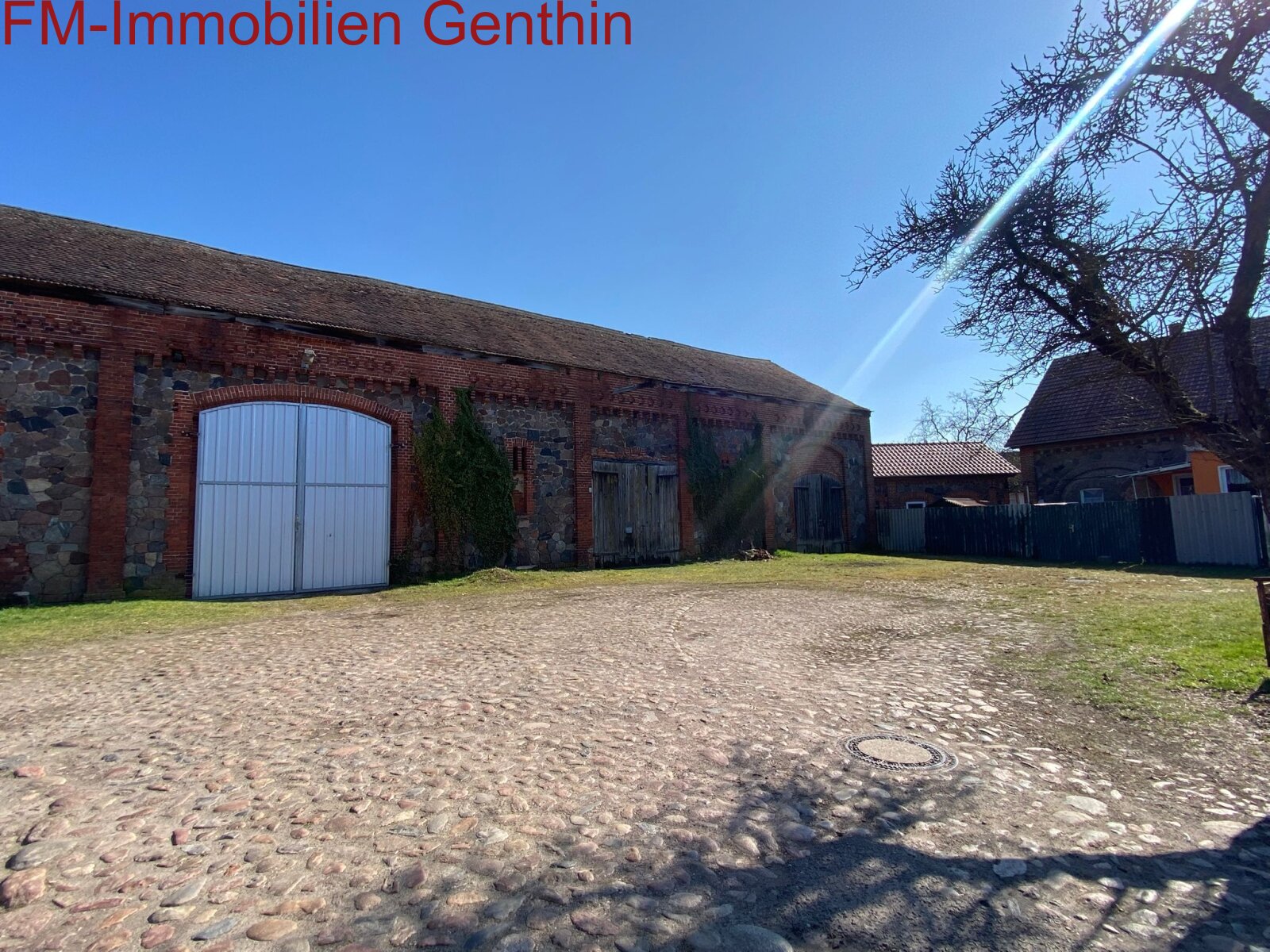 Ansicht vorne mit Einfahrt