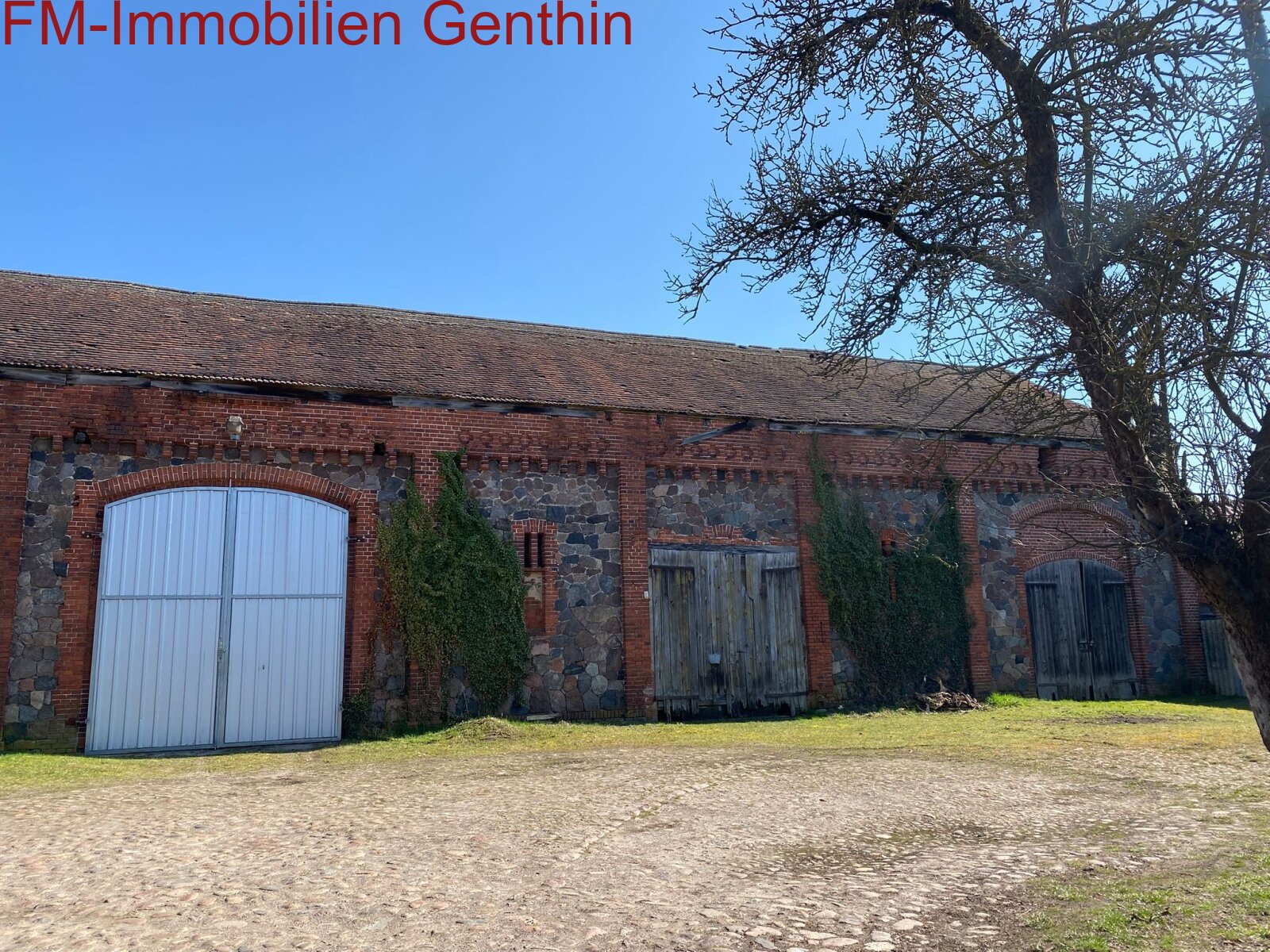 Ansiht Haupttor und rechte Scheunenseite