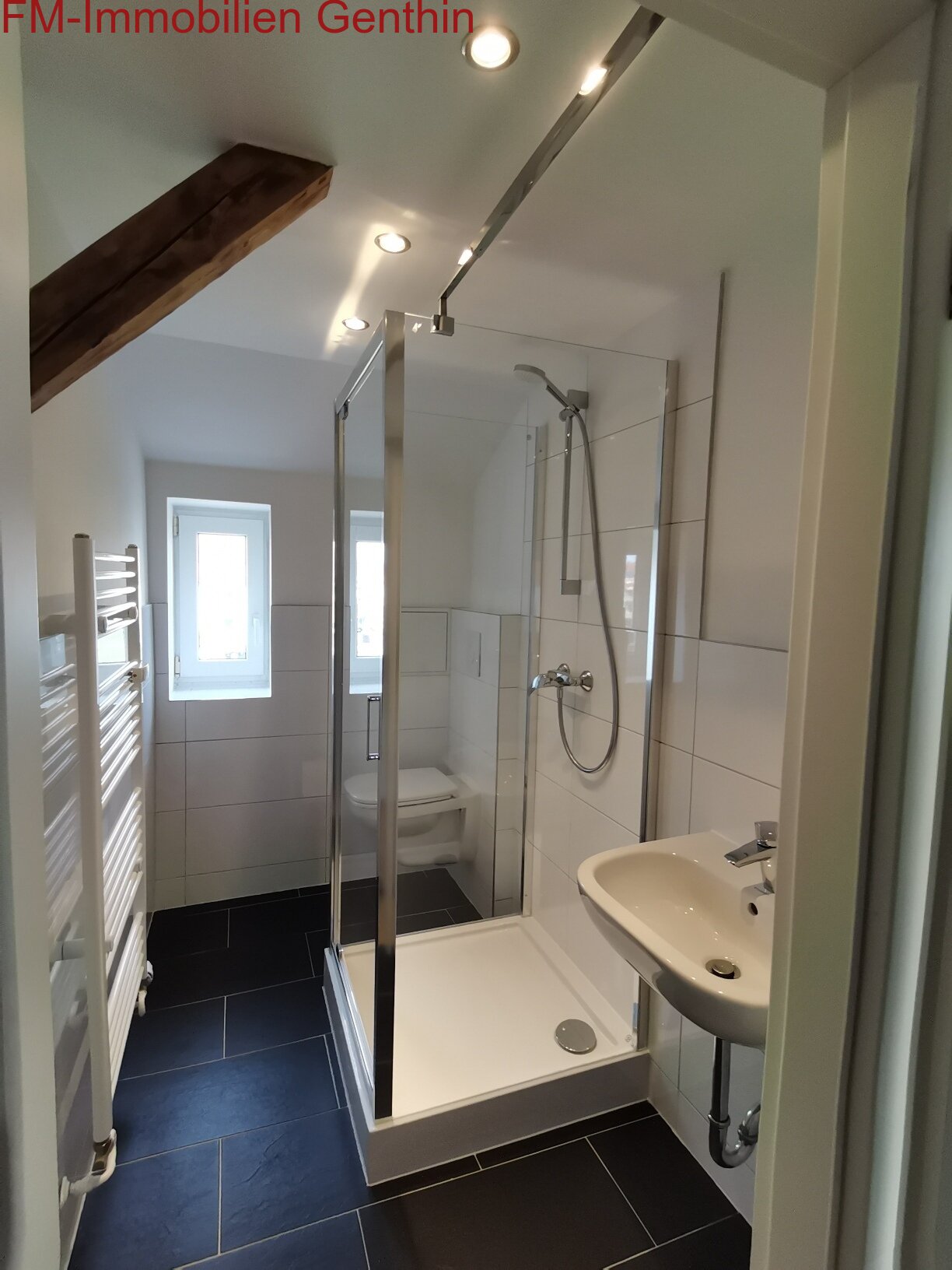 modernes Bad mit Fenster