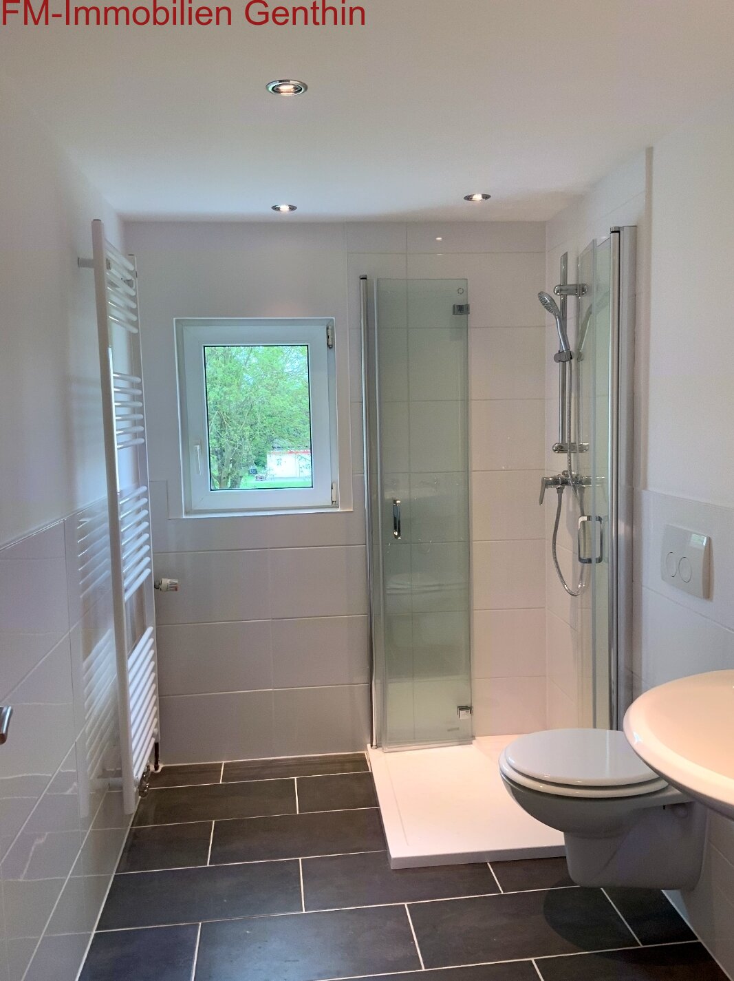 Bad mit Fenster und Dusche