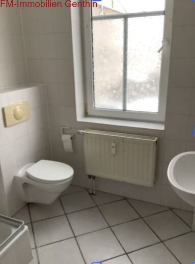 Bad mit Dusche und Fenster Bad mit Dusche und Fenster