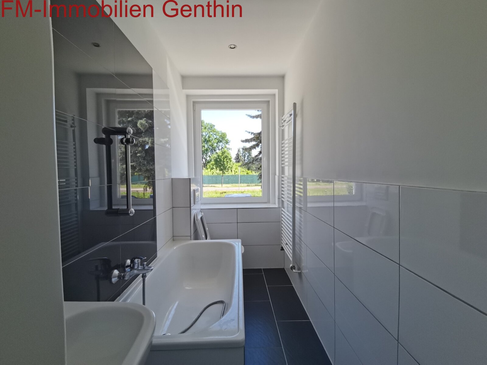 modernes Bad mit Wanne modernes Bad mit Wanne