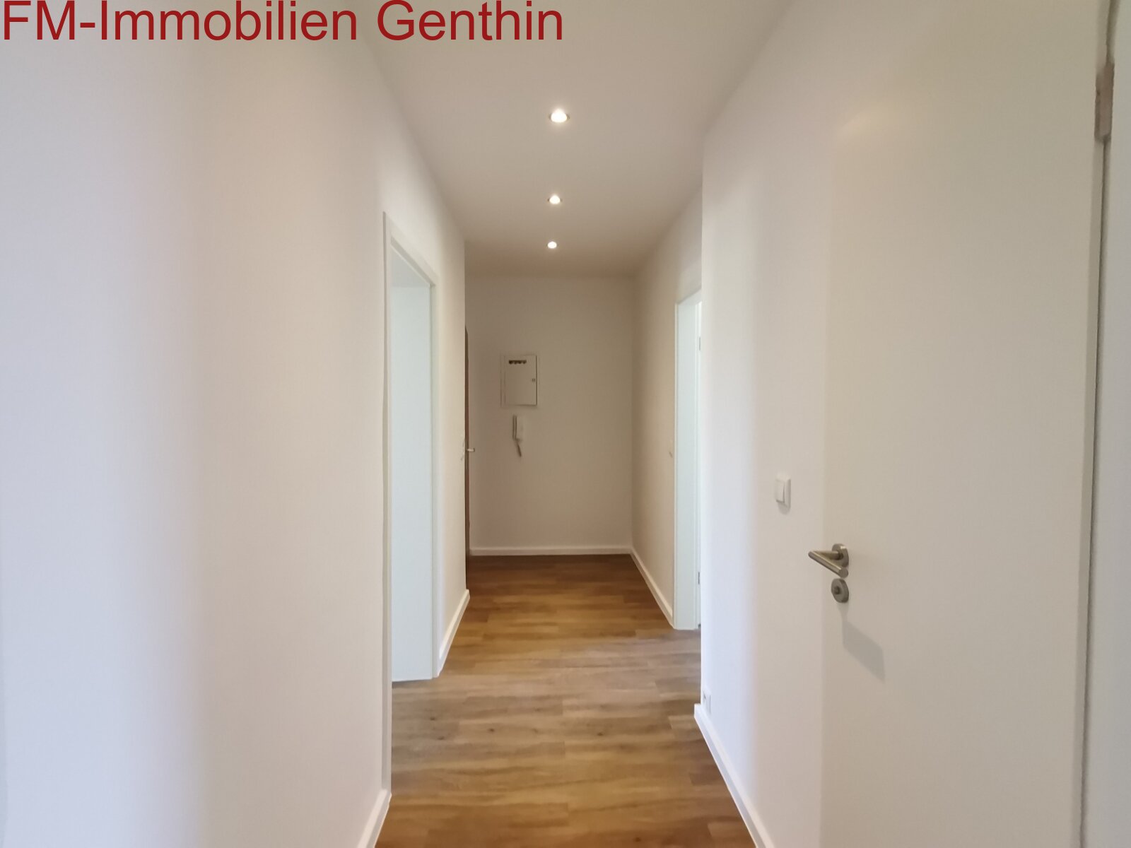 Heller Flur mit LED Beleuchtung Heller Flur mit LED Beleuchtung