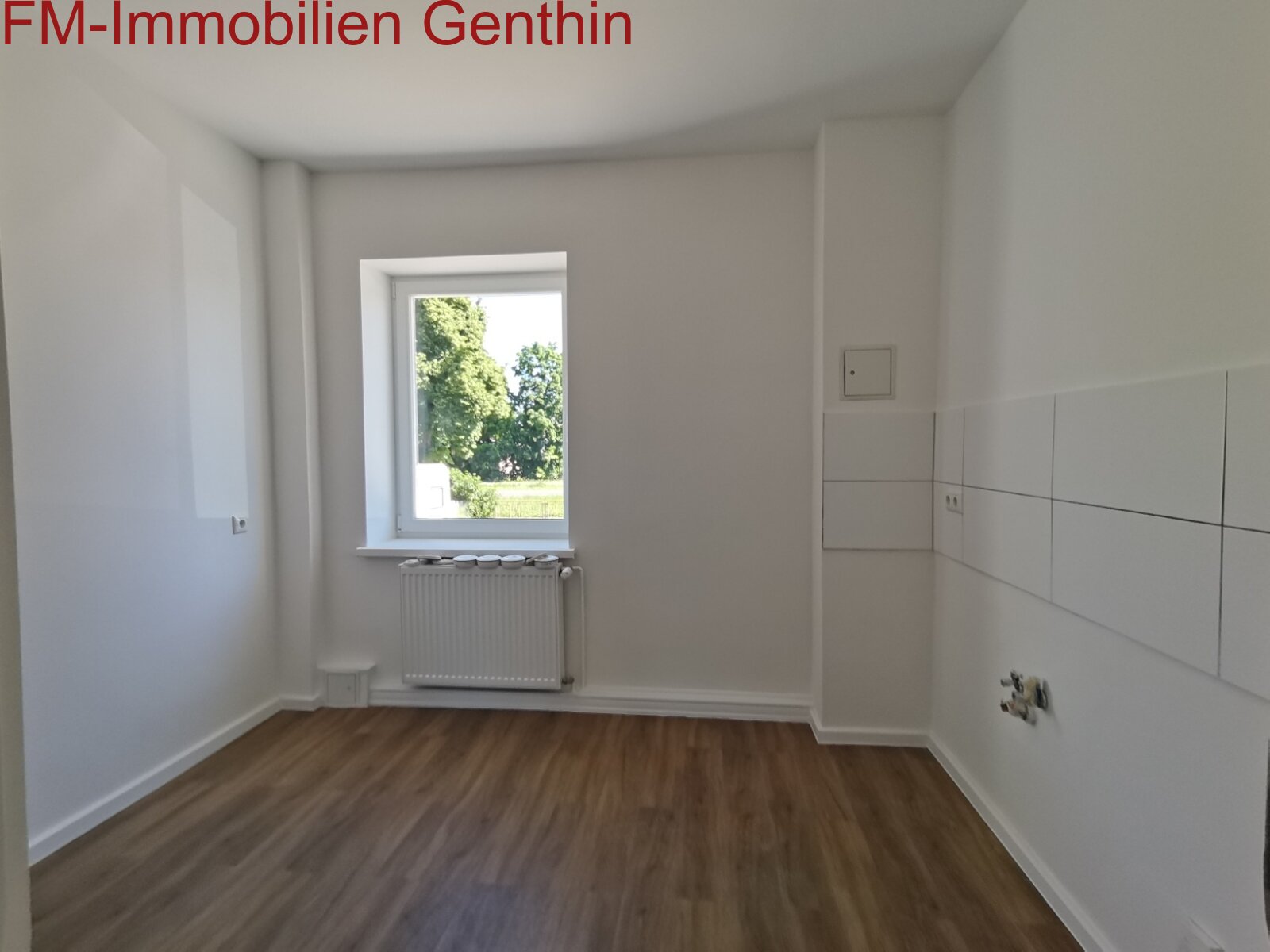 Küche mit Fliesenspiegel und Fenster Küche mit Fliesenspiegel und Fenster