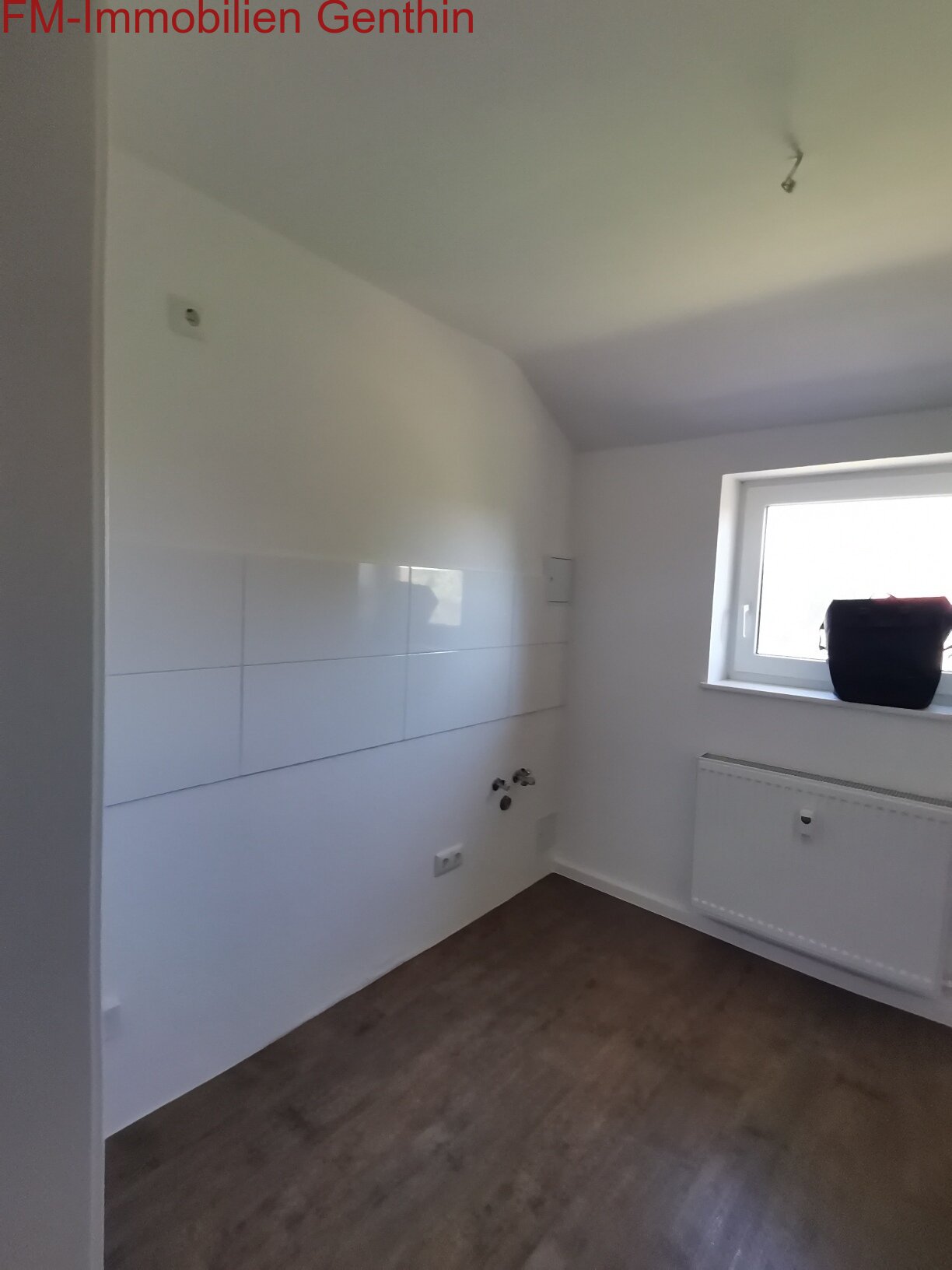Küche mit Fenster und Fliesenspiegel