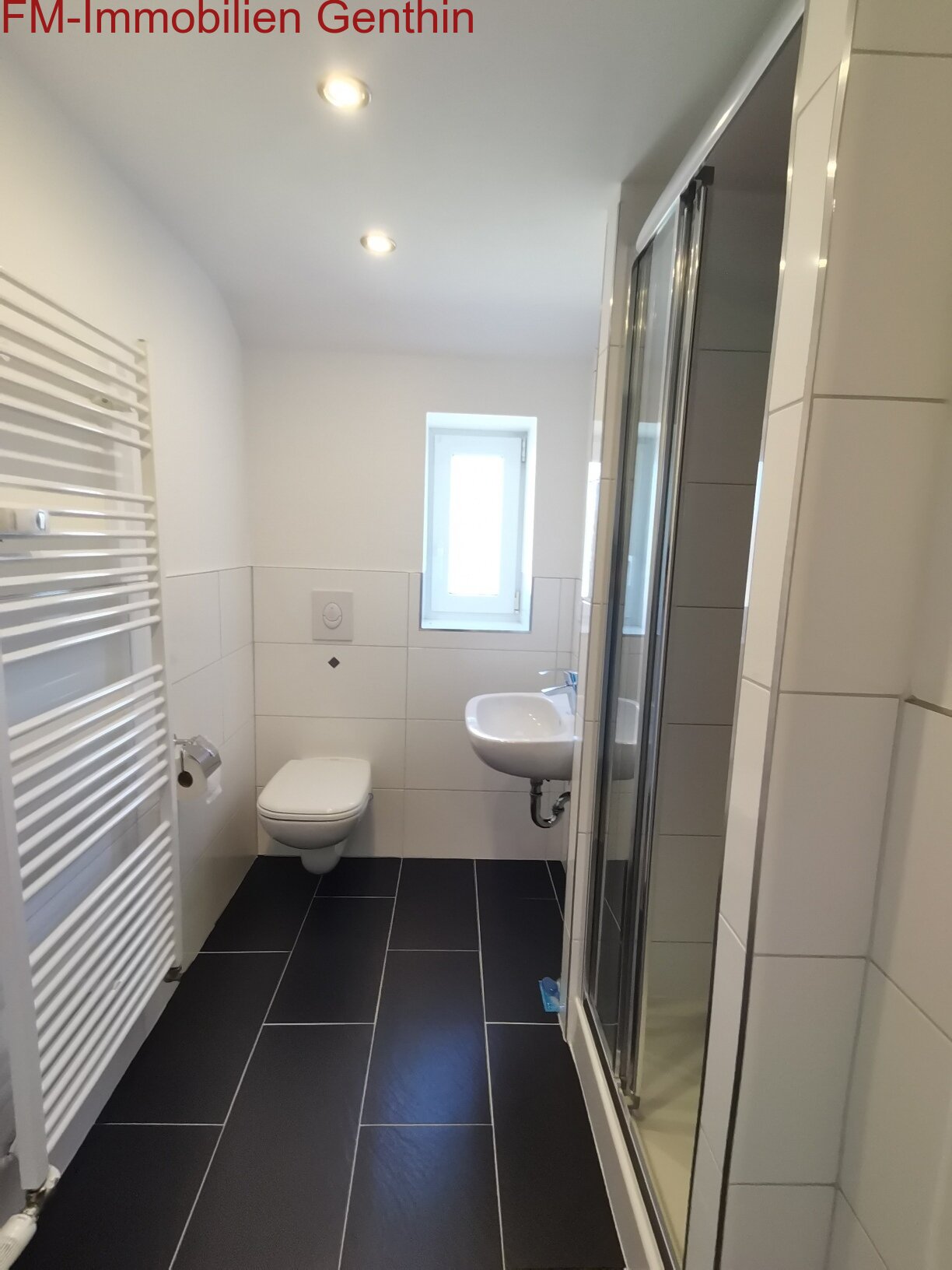 modernes Bad mit Dusche und Fenster 