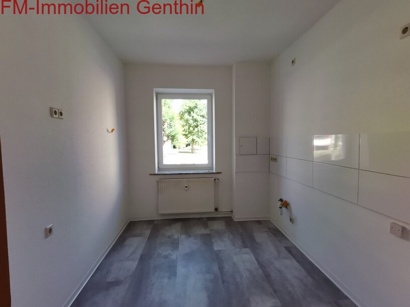 Küche mit Fliesenspiegel und Fenster Küche mit Fliesenspiegel und Fenster