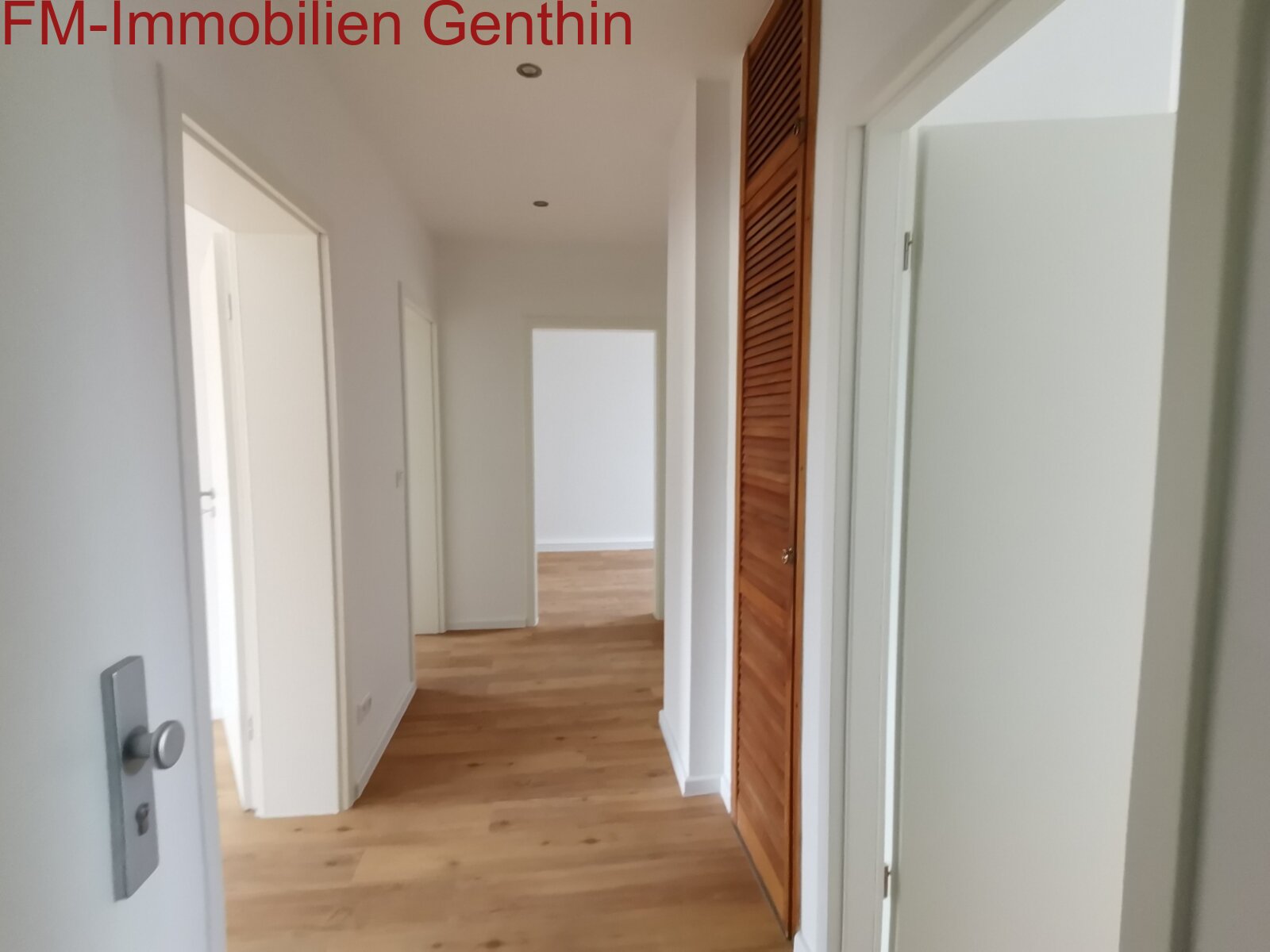Flur mit weiße Zimmertüren Flur mit weiße Zimmertüren