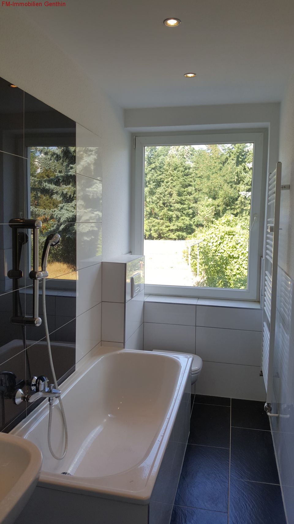 modernes wohlfühlbad Bad mit Wanne & Fenster modernes wohlfühlbad Bad mit Wanne & Fenster