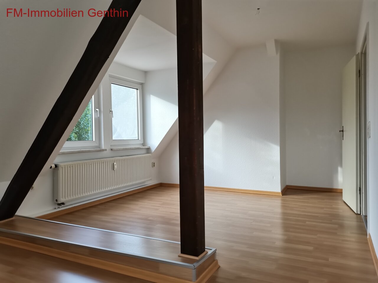 Wohnzimmer mit großen Fenstern Wohnzimmer mit großen Fenstern
